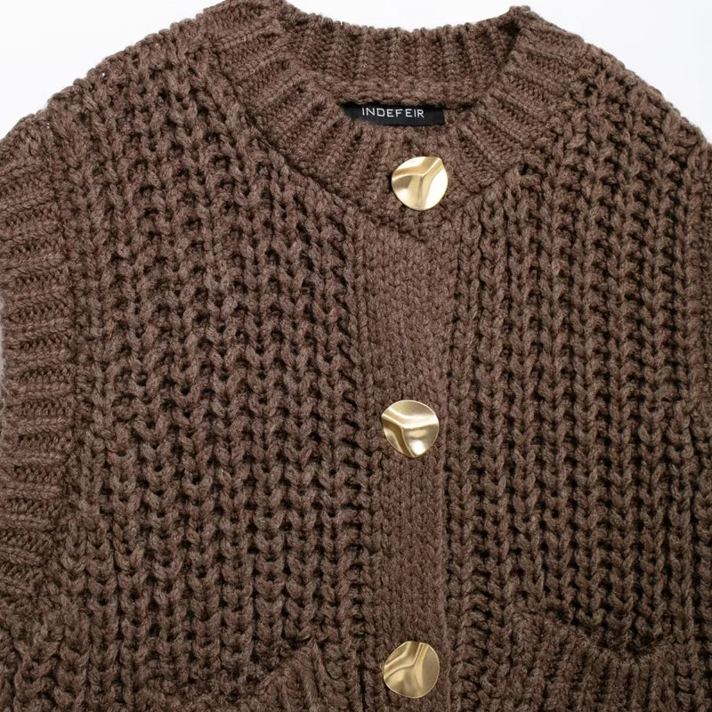 Sleeveless brown knit vest, preppy cropped style — ideal for autumn/winter.