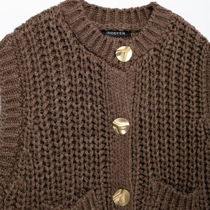 Sleeveless brown knit vest, preppy cropped style — ideal for autumn/winter.