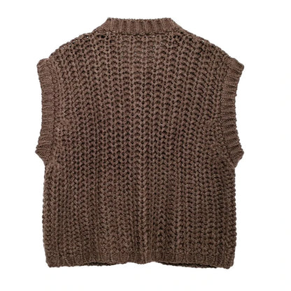 Sleeveless brown knit vest, preppy cropped style — ideal for autumn/winter.