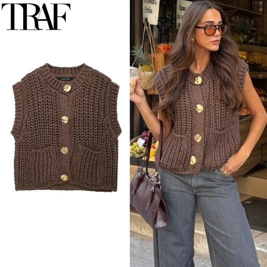 Sleeveless brown knit vest, preppy cropped style — ideal for autumn/winter.